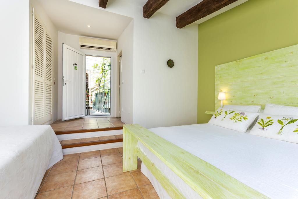 El Cau Del Papibou - Adults Only Hotel Peratallada Room photo
